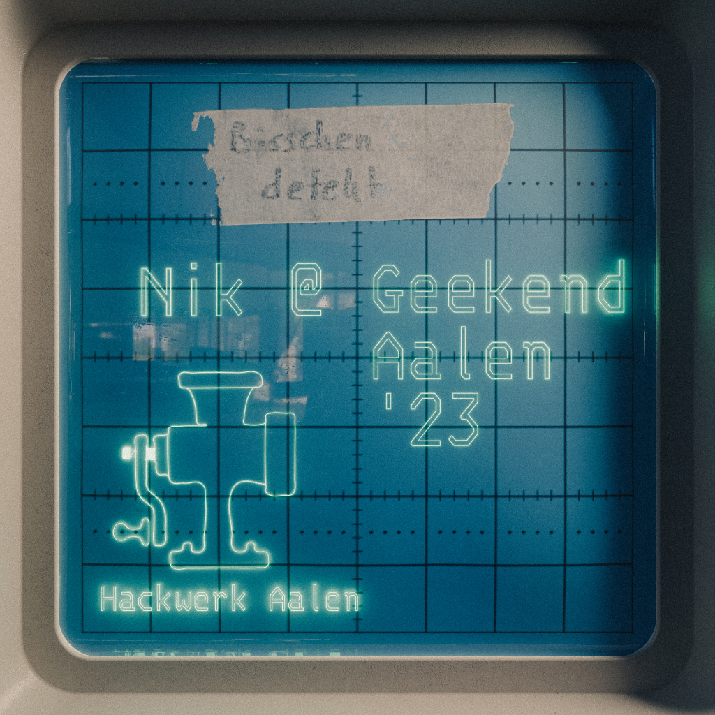 Ein 3D-Render des Röhrenbildschirms eines analogen Oszilloskops. In der oberen Bildschirmhälfte klebt ein Krepp-Aufkleber mit der Beschriftung "Bisschen defekt", darunter leuchtet in grünem Phosphor der Text "Nik @ Geekend Aalen 23". Unten Links in der Ecke ist das Logo des Hackwerk Aalen zu sehen.